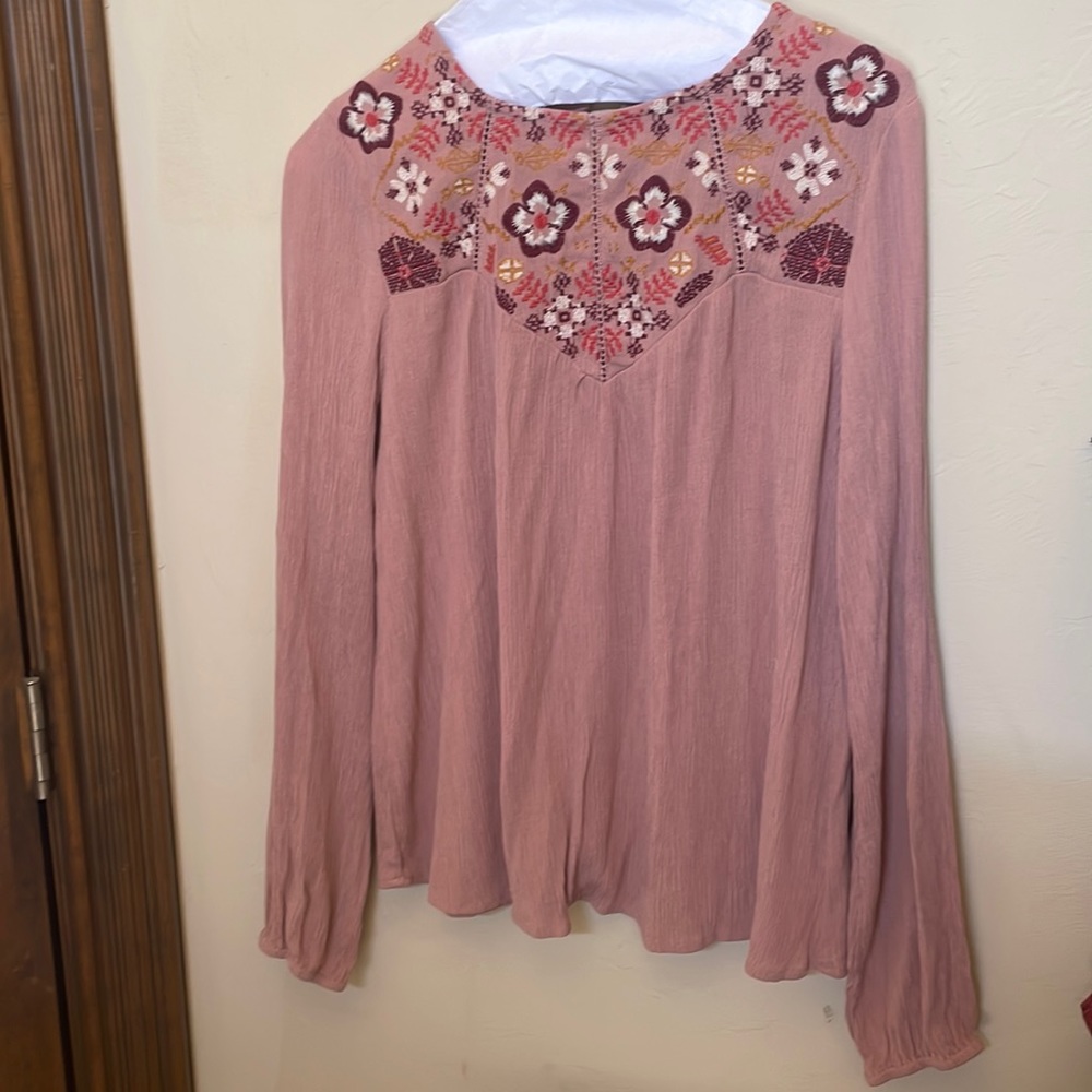 -Harper Heritage blush Embroidered Top! Size Small